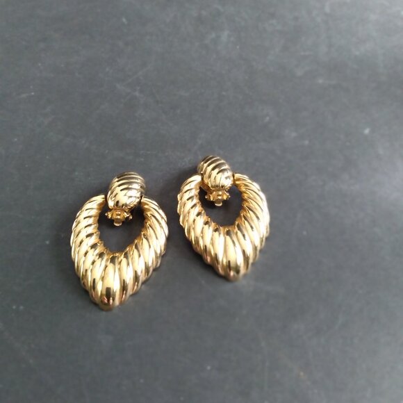 Joan Rivers Large Gold Tone Door Knocker Clip-On Earrings - Picture 3 of 4